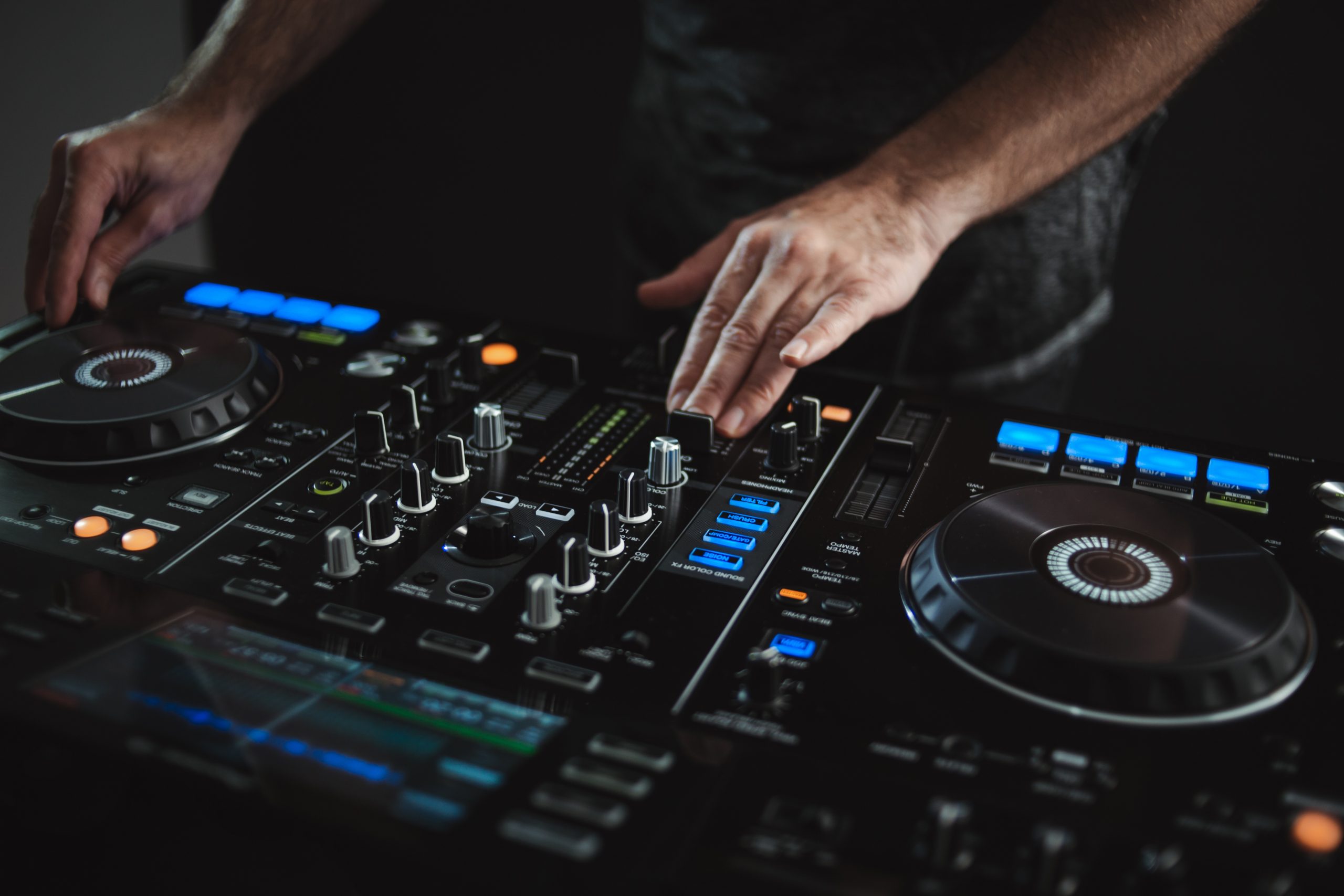 closeup dj working lights scaled – Impressum – DJ This Is Nuts
