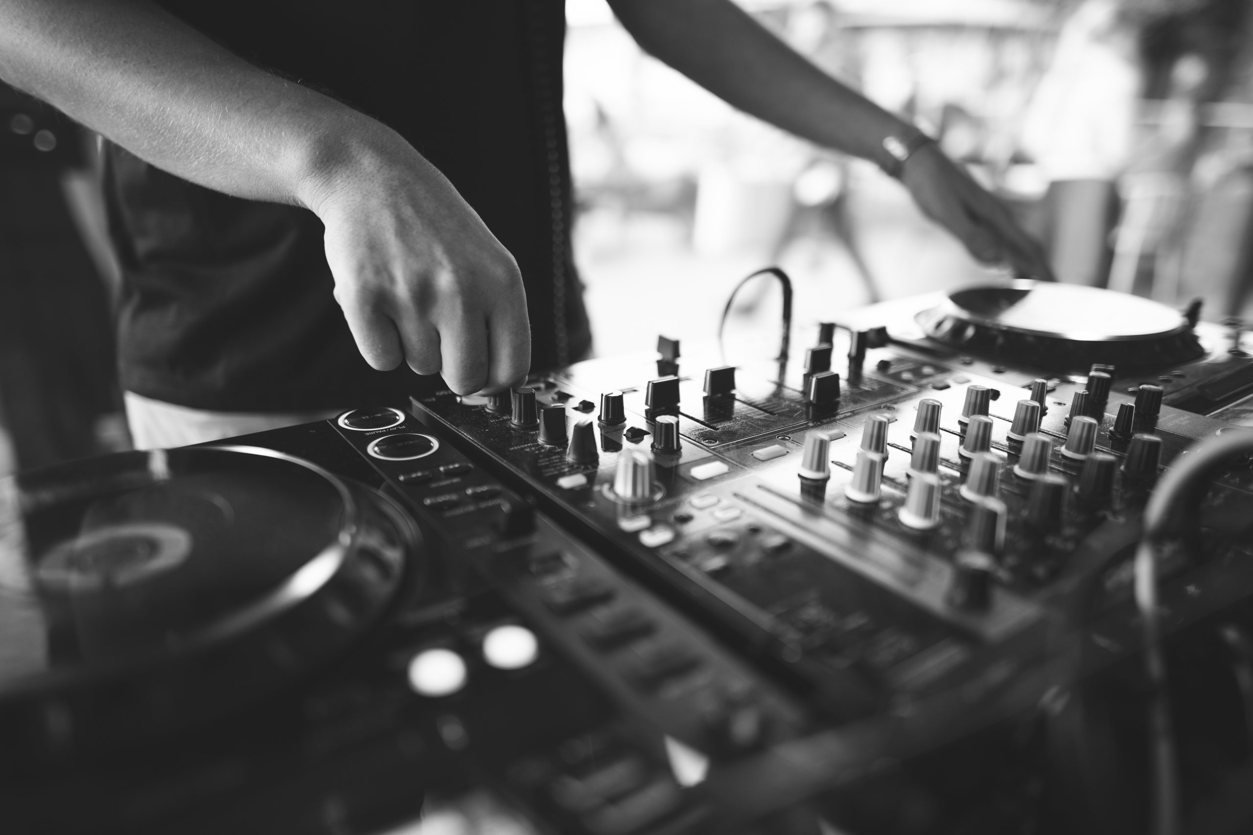 Ein DJ spielt Musik auf einem Controller